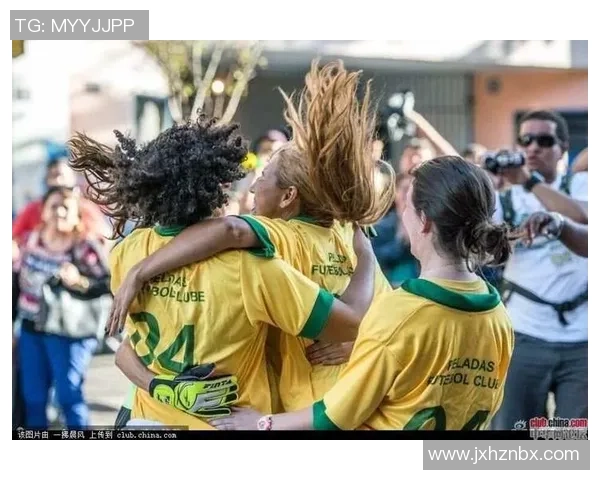 街头足球明星化妆踢球引发路人围观热潮展现运动与时尚的完美结合